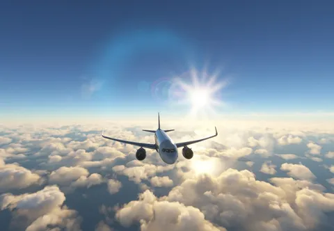 大空へ、光を背に