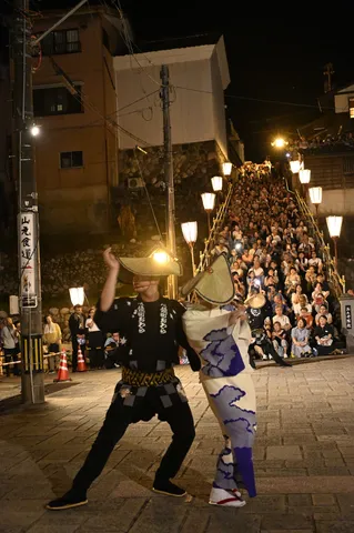 夜の階段に浮かぶ祭りの呼吸