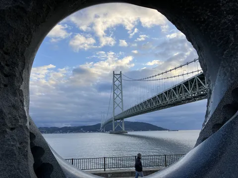 石の額縁に収まる雄大な景色