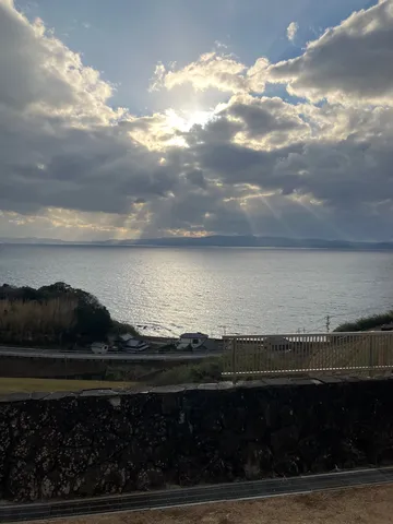 光芒と静寂の海辺