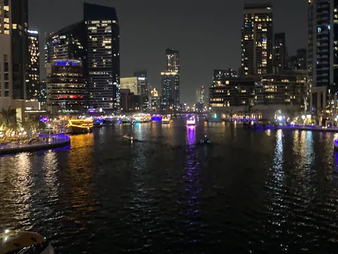 水面に映る夜景の輝き