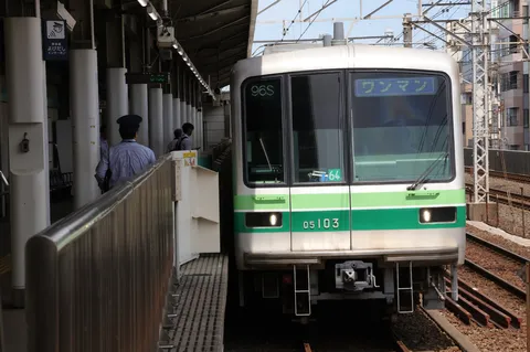 ワンマン運転の鉄道風景