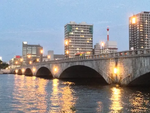 夜景に浮かぶ橋、絵画のような水面