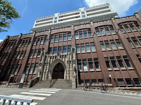 青空と赤レンガ、時を重ねる建物