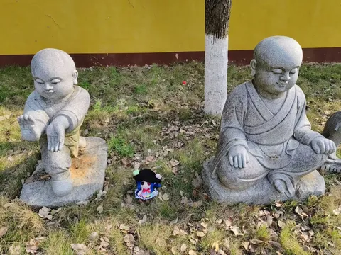 石仏と小さな旅人