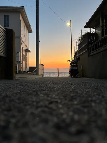 路地の先に広がる水平線