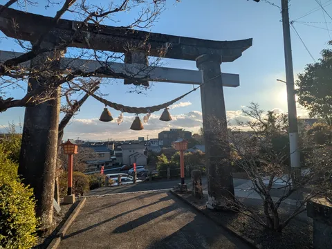 古都の石畳と夕日