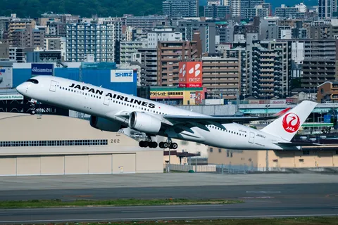 青空へ飛び立つ、JALの翼