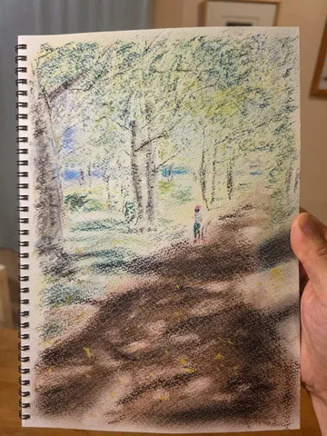 木漏れ日が揺れる静かな道