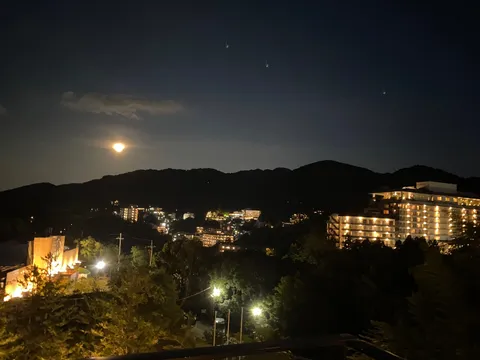 月夜に浮かぶ街と空の光点