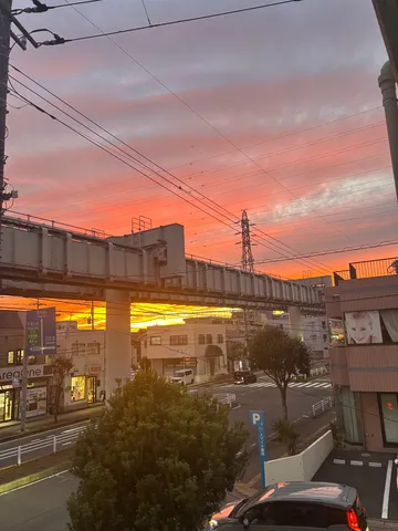 夕焼けを運ぶ街の鉄路
