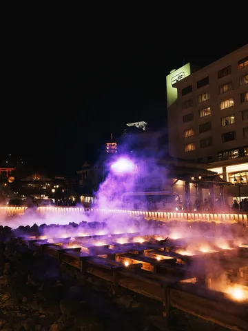 温泉街に立ち昇る湯けむりの夜