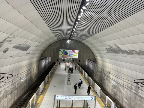 アーチ型ホームと光の演出