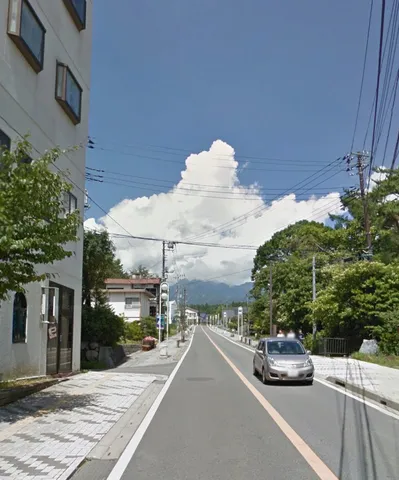 夏の晴れ間、静かな街並み