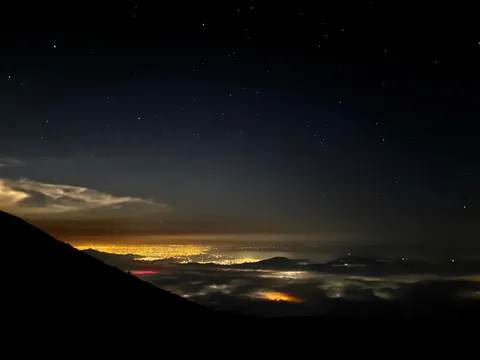 星降る夜、街の灯と雲海