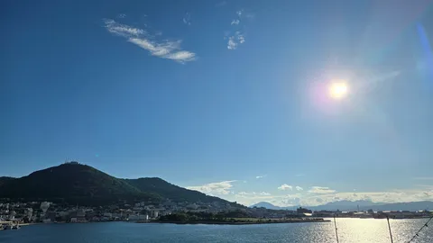 山と海と太陽のコントラスト