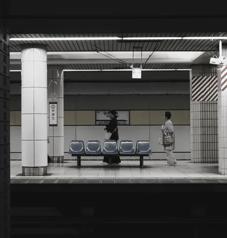 線路の向こうの静かな瞬間