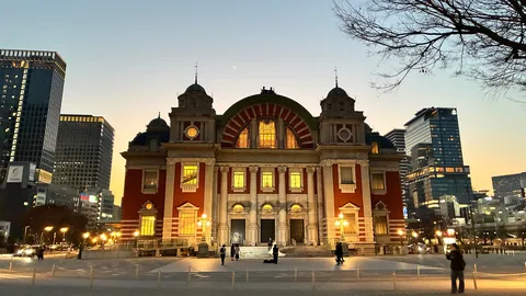 夕暮れに輝く歴史的建築