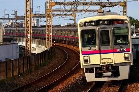 曲線を駆ける銀の列車