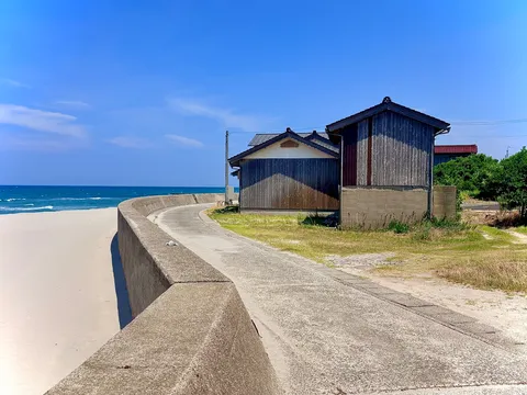 青い空と海、寂寥感漂う海辺の風景