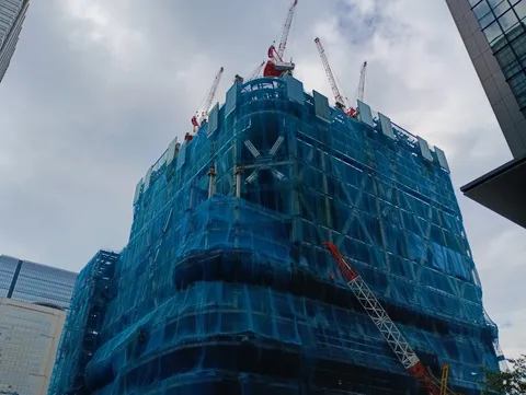空にそびえる未来都市