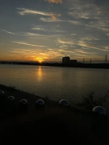 夕焼けに染まる水辺の静寂