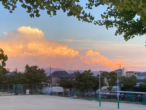 夕焼けに染まる雲と日常の風景