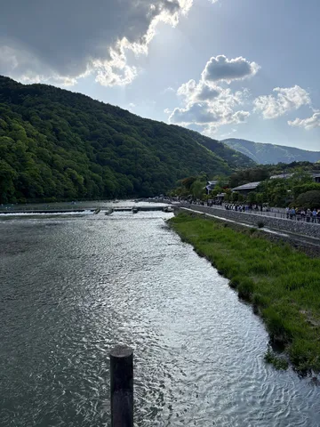 緑深き山の風情と清流のせせらぎ
