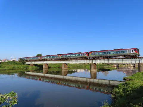 橋を渡る列車と青い空