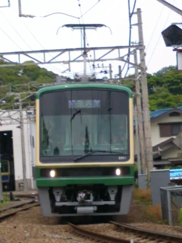 雨上がりの静寂、緑の列車