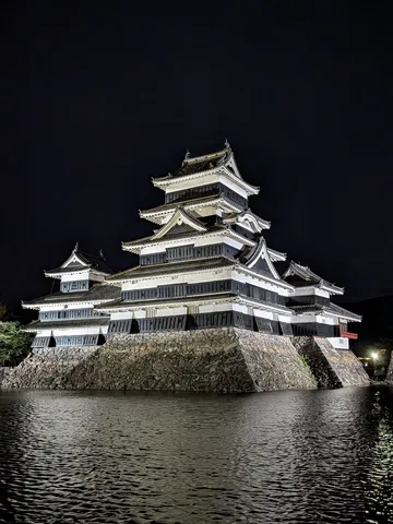 闇夜に浮かぶ漆黒の城