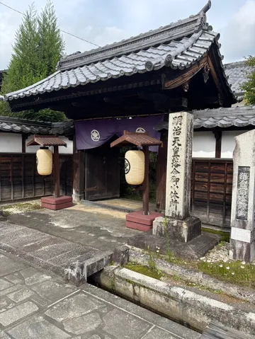 古都の静寂、提灯と石碑が出迎える