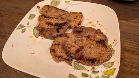 香ばしさが伝わる、鉄板焼きのステーキ