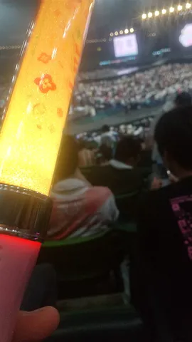 灯りと花の揺らぐ会場