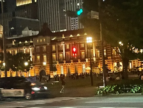 赤レンガの建物と都会の夜景