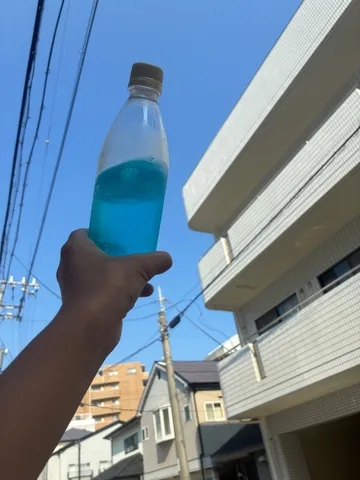 青い飲み物と夏の空