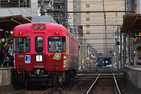 赤い電車の発車前