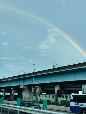 虹が架かる高架の空気