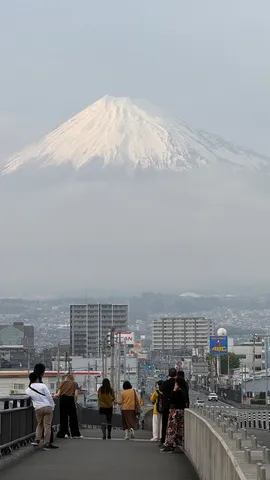 雲間から覗く富士山と街並み
