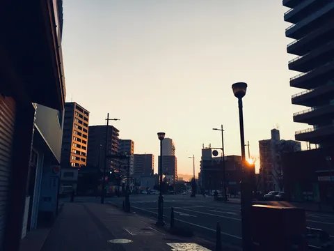 夕暮れの街角の静かな光