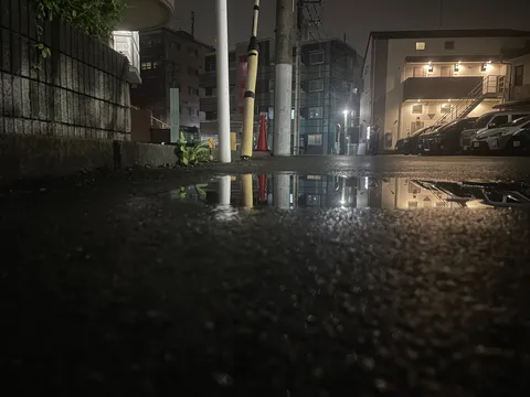 雨上がりの水たまりに映る街灯