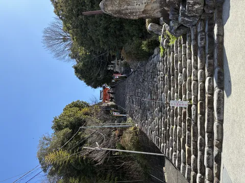 青空へと誘う石段の道