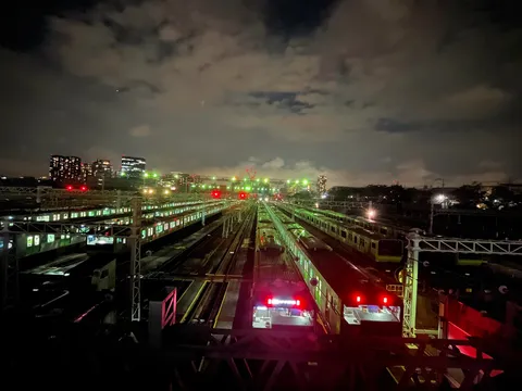 夜景の線路に光が走る