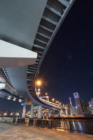 夜の高架が紡ぐ水辺の影