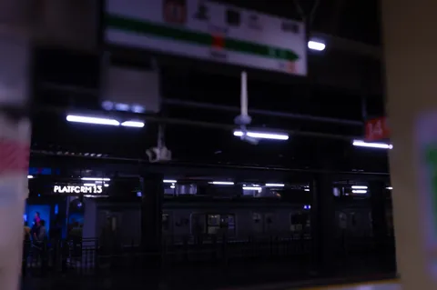 夜のプラットフォーム、列車の静寂