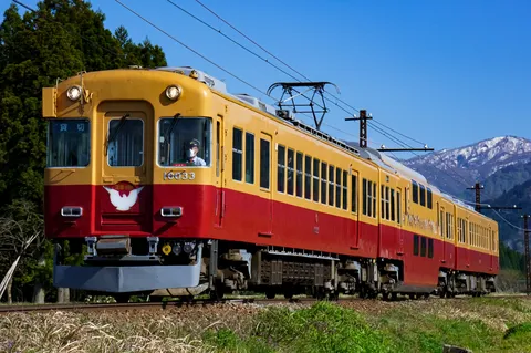 ノスタルジックな黄色い列車