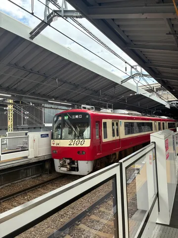 赤い列車が待つ駅の光景