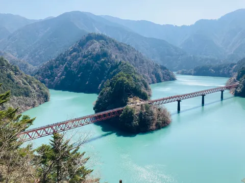 碧水に映える赤い鉄橋