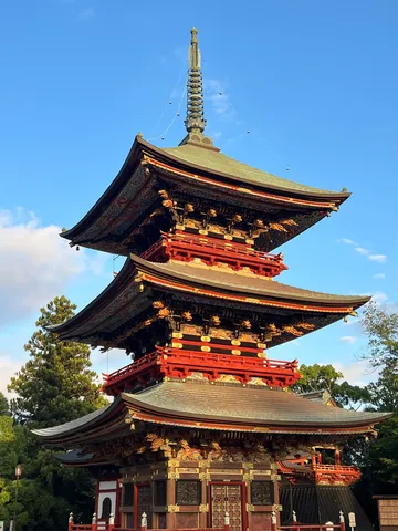 五重塔の威容、天を衝く