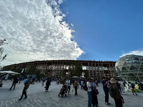 木陰のアーケードと青空